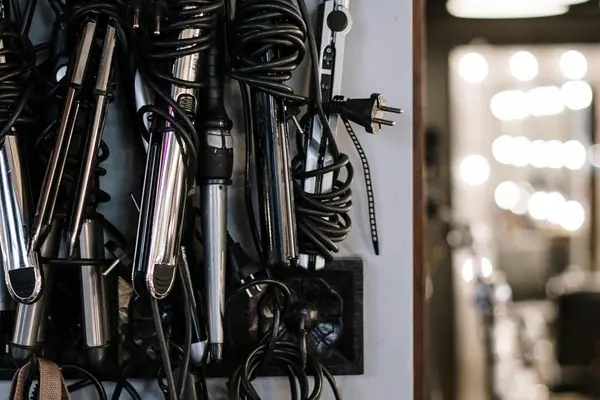 Ini 5 Kesalahan Mencatok Bikin Rambut Rusak dan Bercabang