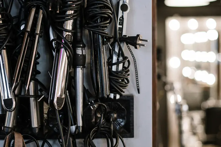 Ini 5 Kesalahan Mencatok Bikin Rambut Rusak dan Bercabang