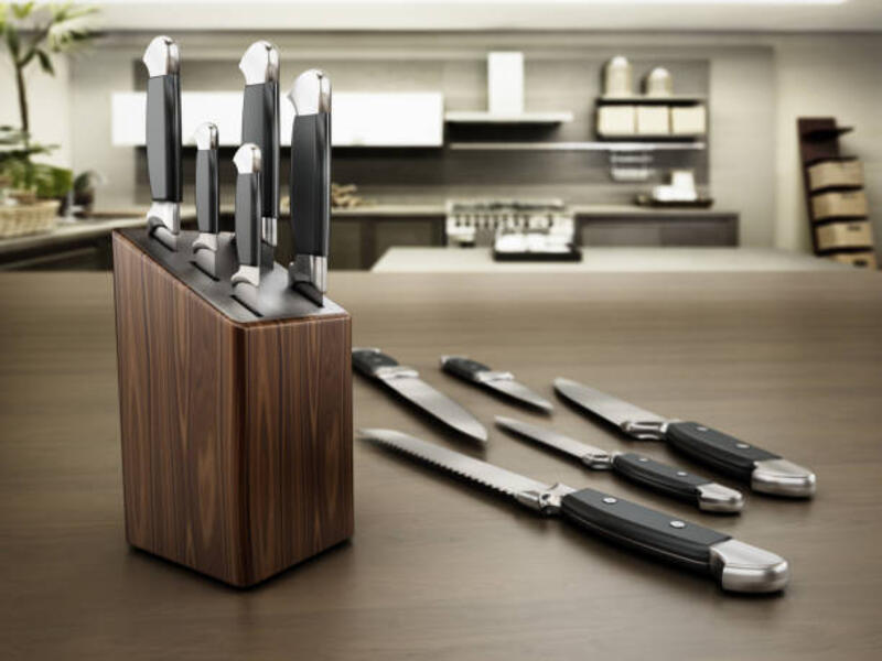 set-pisau-dapur-berdiri-di-atas-meja.jpg (612×459)