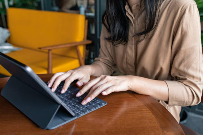 tangan-seorang-mahasiswa-anonim-menggunakan-pc-tablet-di-kafe.jpg (612×408)