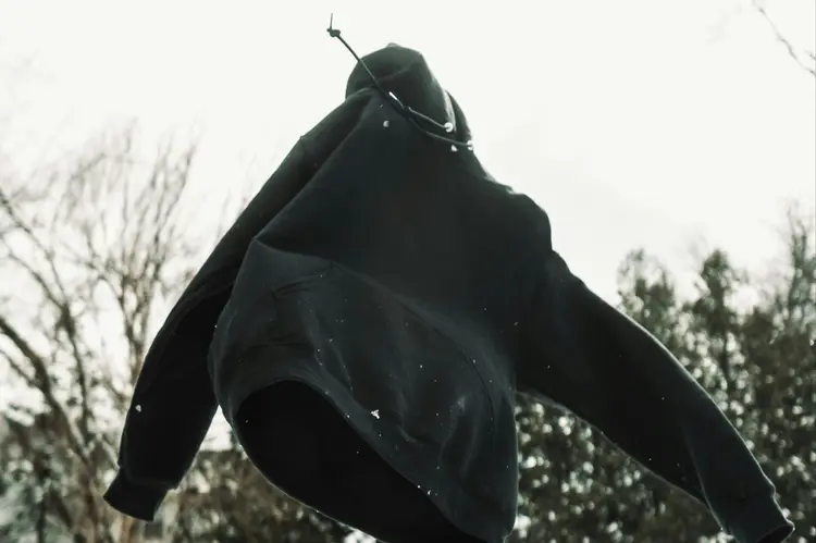 Hoodie Hitam, Outfit Serbaguna yang Selalu Bisa Diandalkan di Segala Cuaca