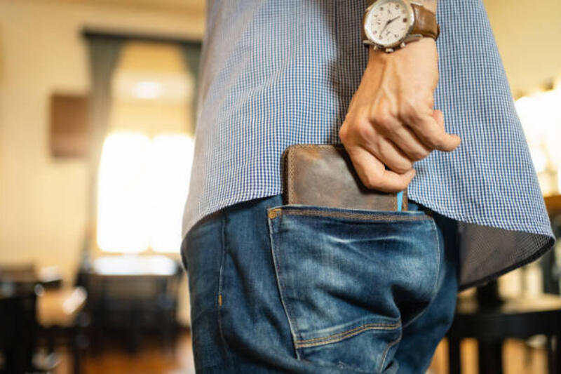 unrecognizable-man-puts-his-leather-wallet-into-back-pocket-of-the-jeans.jpg (612×408)