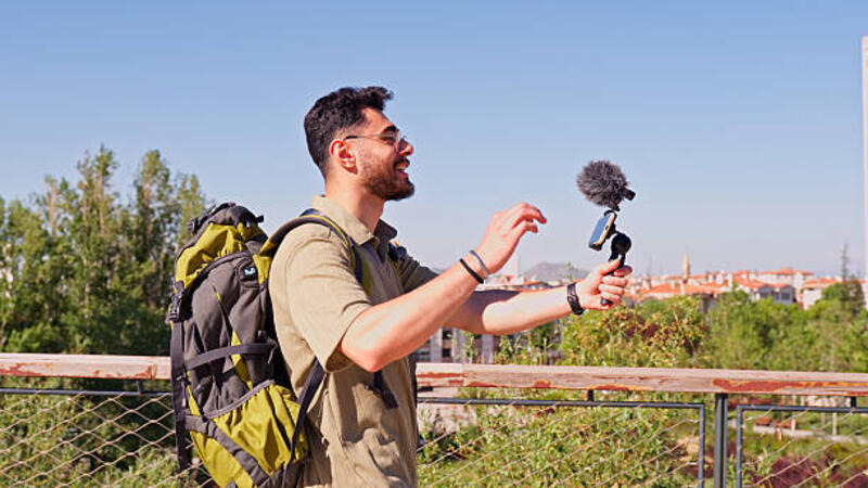 merekam konten vlogger perjalanan dengan smartphone dan mikrofon di luar ruangan - shooting content on street potret stok, foto, &amp; gambar bebas royalti