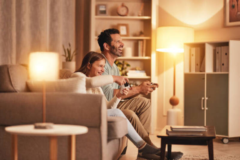 ayah-gadis-dan-bermain-game-di-ruang-tamu-rumah-bersenang-senang-dan-ikatan-di-sofa-ayah-game.jpg (612×408)