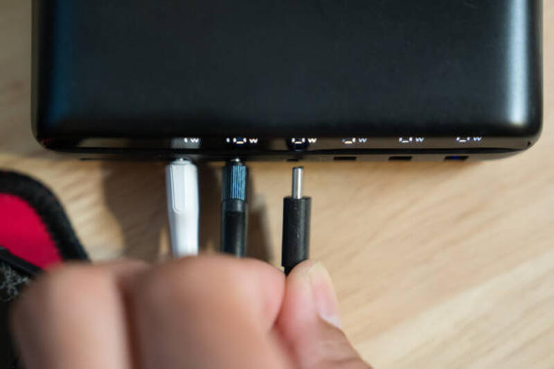 plugging-cables-into-multi-port-charging-hub.jpg (612×408)