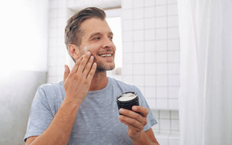 pemuda tampan terapkan moisurizer aftershave setelah bercukur pagi - men skincare potret stok, foto, &amp; gambar bebas royalti