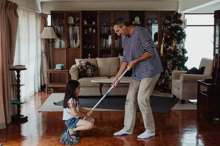 Pel Biasa atau Spin Mop? Duel Penghemat Waktu di Rumah