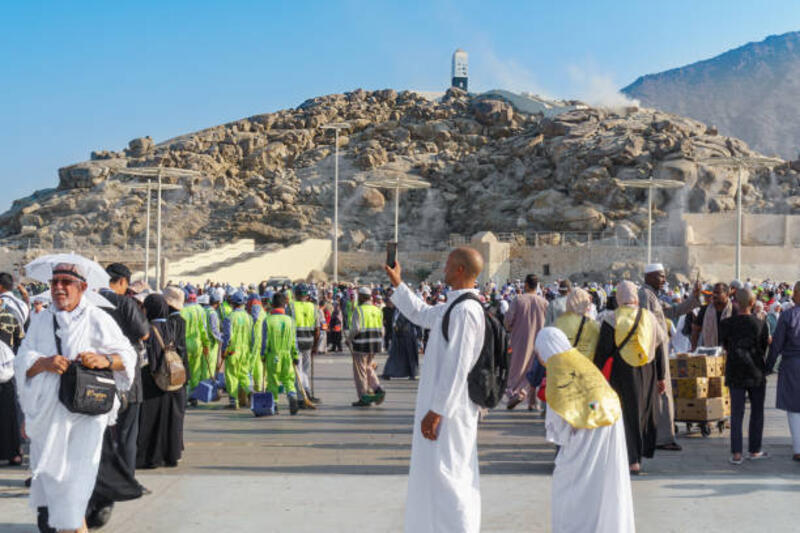 close-up seorang peziarah pria - using phone at mecca potret stok, foto, &amp; gambar bebas royalti