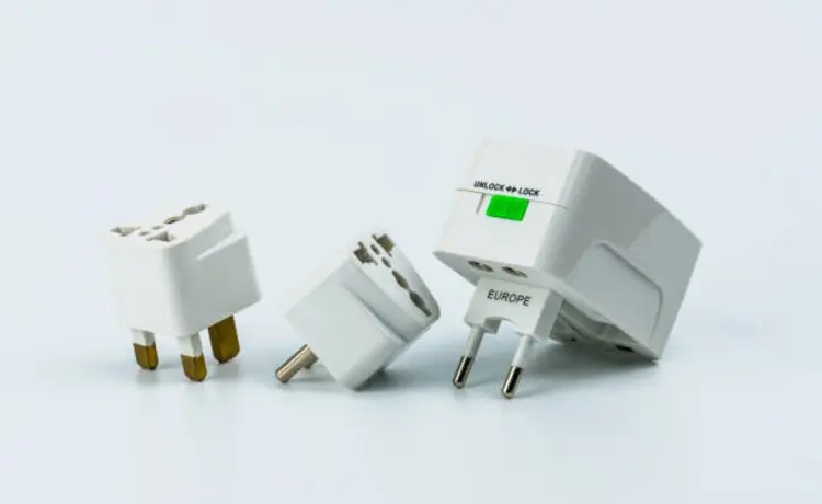 5 Alasan Kamu Harus Punya Travel Adaptor Saat Traveling