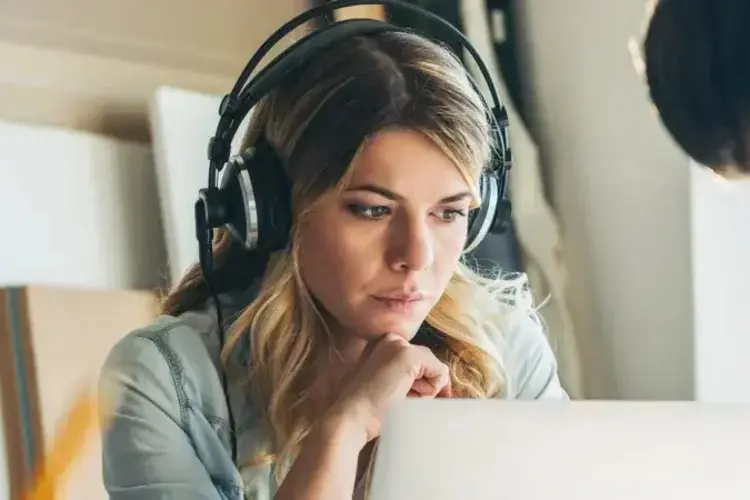 Berapa banyak orang yang suka mendengarkan musik dengan headphone? | Hati-hati, jangan memakai headp