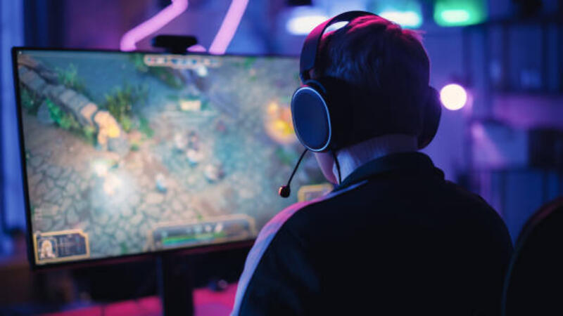 di-atas-sudut-bahu-seorang-gamer-wanita-muda-menang-dalam-video-game-di-komputer-pribadi-di.jpg (612×344)