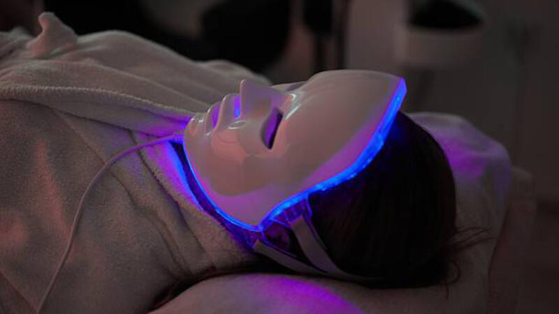 woman receiving led light mask therapy at beautician - masker led potret stok, foto, &amp; gambar bebas royalti