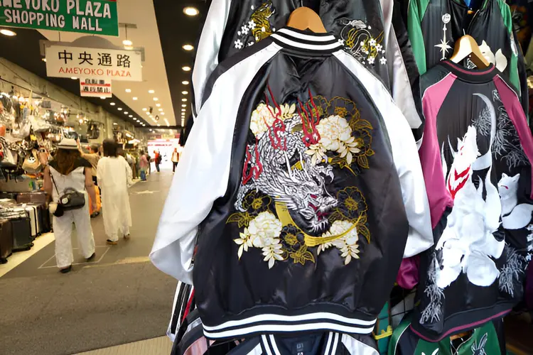 Inspirasi Outfit dengan Jaket Sukajan Biar Gaya Streetwear Makin Keren