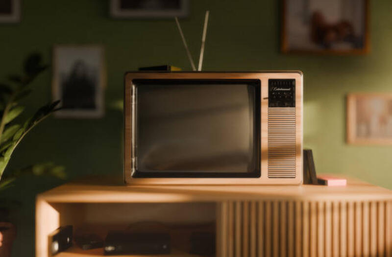 tv-retro-di-interior-ruang-tamu-vintage-dengan-dinding-hijau-dan-furnitur-retro.jpg (612×402)
