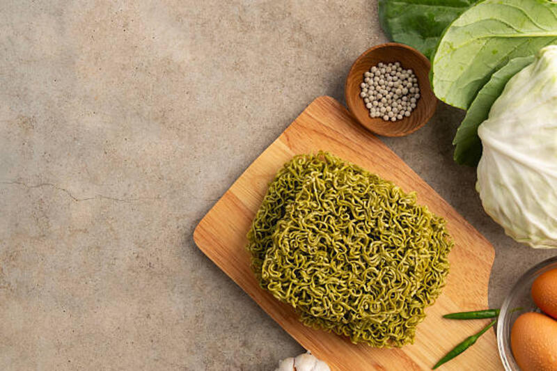 mie sayuran instan kering mentah, mie giok renyah di atas piring kayu - mie instan organik potret stok, foto, &amp; gambar bebas royalti