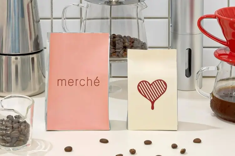Lucu Banget! Kenalan dengan Rubber Charm Kenangan Latte dan Cup Sleeve Plushie dari Kolaborasi Merch