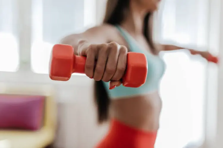 7 Latihan Sederhana Pakai Dumbbell Buat Bentuk Otot di Rumah