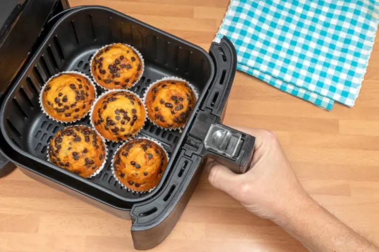 Bisa Nggak Sih Bikin Kue Pakai Air Fryer? Ini Dia Jawabannya!