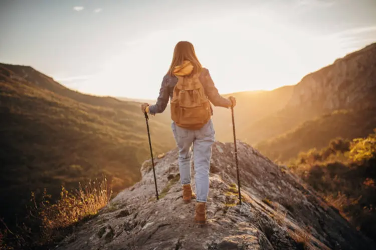 Kenapa Perlu Trekking Pole saat Ngalam di Medan Berat?