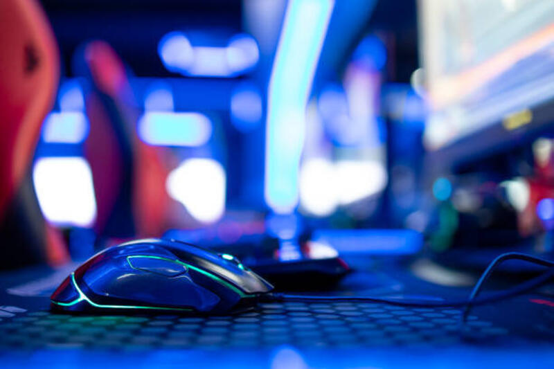 tutup-tampilan-mouse-komputer-di-ruang-video-game-industri-yang-menghibur.jpg (612×408)