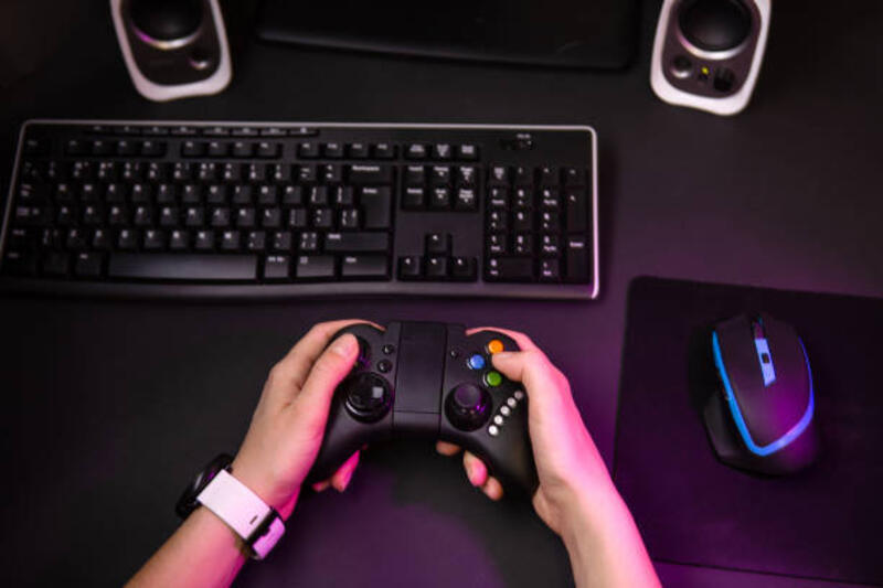 tangan-wanita-memainkan-permainan-komputer-dengan-joystick-permainan.jpg (612×408)