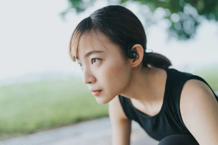 Apakah Ear Clip Earphone Lebih Baik untuk Telinga saat Olahraga?
