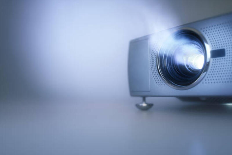 presentasi dengan proyektor video lcd - presentation projector potret stok, foto, & gambar bebas royalti