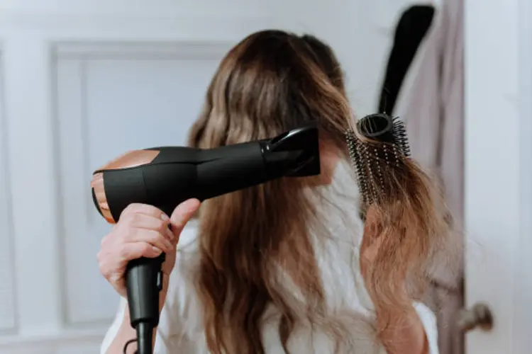 Gampang Banget! Ini Dia Tips Blow-Dry Ala Salon Menggunakan Hair Dryer di Rumah