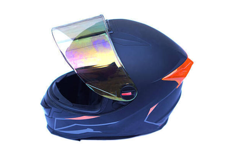 helm sepeda motor hitam, terisolasi dengan latar belakang putih. konsep peralatan untuk perlindungan keselamatan kepala saat mengendarai sepeda motor dan mengikuti undang-undang lalu lintas. keselamatan transportasi - motorcycle helmet potret stok, foto, &amp; gambar bebas royalti