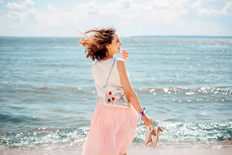 Mau Tampil Manis dan Memesona? Saatnya Coba Outfit Warna Pastel!