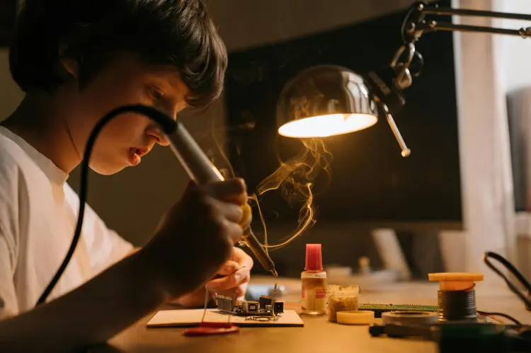 5 Proyek Elektronik Pertama yang Bisa Kamu Buat dengan Solder Listrik