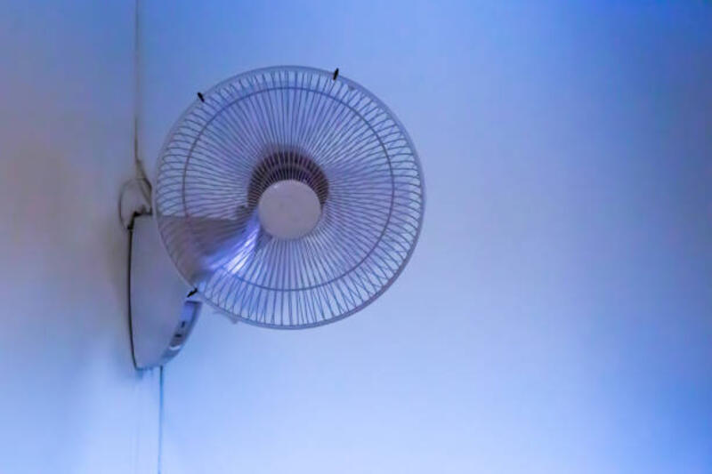 Kipas gantung dinding dengan daya motor berputar Tergantung di rumah untuk kesejukan