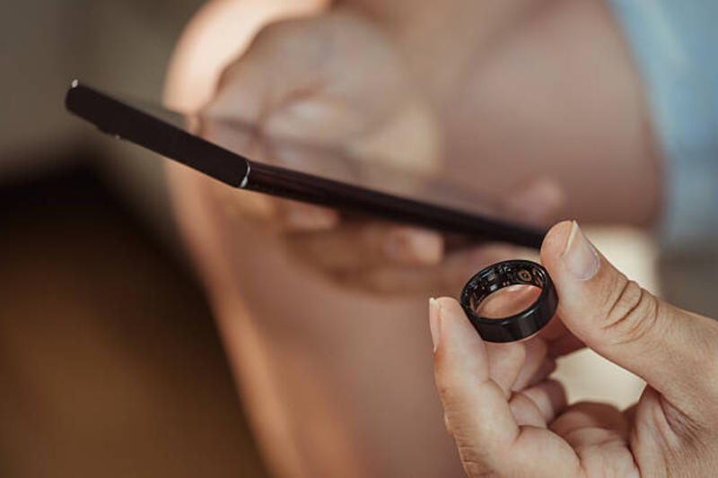 pria menggunakan smartphone dengan smart ring tracker - smart ring potret stok, foto, &amp; gambar bebas royalti