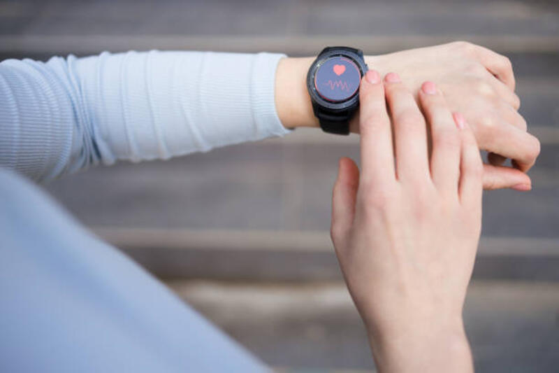 wanita-yang-melihat-jam-tangan-pintar.jpg (612×408)