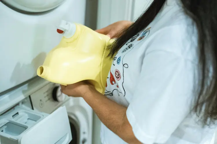 Ternyata Selama Ini Kita Salah Pilih! Simak Perbedaan Deterjen Bubuk dan Deterjen Cair