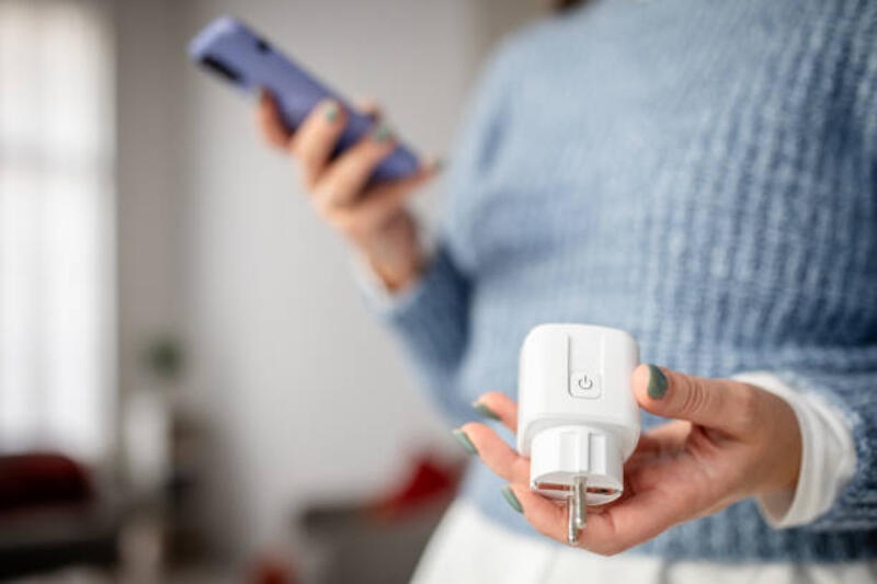 person-using-smartphone-with-smart-plug-device.jpg (612×408)