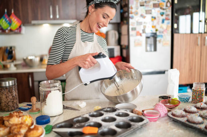 wanita-penganan-membuat-krim-lezat-untuk-cupcake.jpg (612×408)