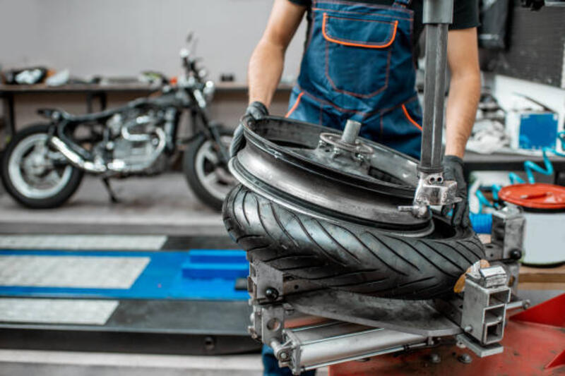 pekerja mengganti ban sepeda motor - motorcycle tires changes potret stok, foto, & gambar bebas royalti