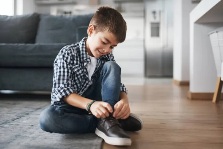 4 Hal yang Perlu Diperhatikan saat Membeli Sepatu Sekolah Anak, Orang Tua Wajib Tahu!