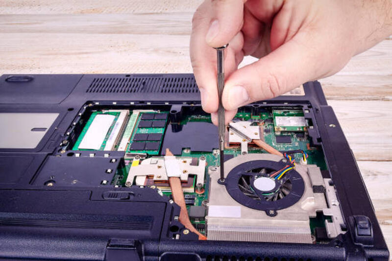 membuka kipas laptop untuk memperbaikinya. - dust in laptop potret stok, foto, &amp; gambar bebas royalti