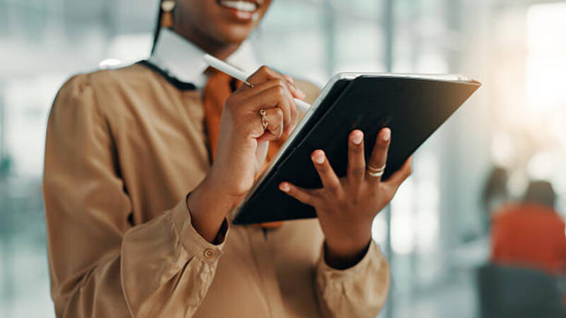 pengusaha-tablet-dan-tangan-dengan-pena-di-kantor-untuk-mengedit-majalah-mode-ulasan-online.jpg (612×344)