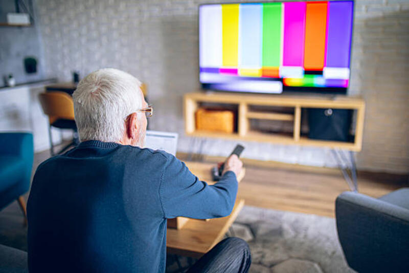 pria-senior-memiliki-masalah-dengan-sinyal-tv.jpg (612×408)