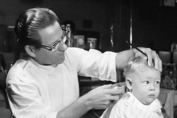 

Hemat Ratusan Ribu! Begini Cara Gampang Bikin Rambut Anak Rapi Sendiri