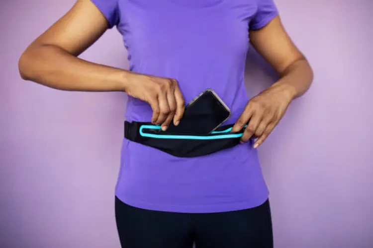 Mau Menyimpan HP, Kunci, dan Kartu Saat Lari Tanpa Mengganggu Gerakan? Ini Caranya