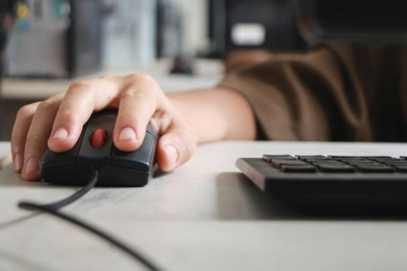 tangan dengan mouse komputer di kelas, pendidikan untuk internet of things