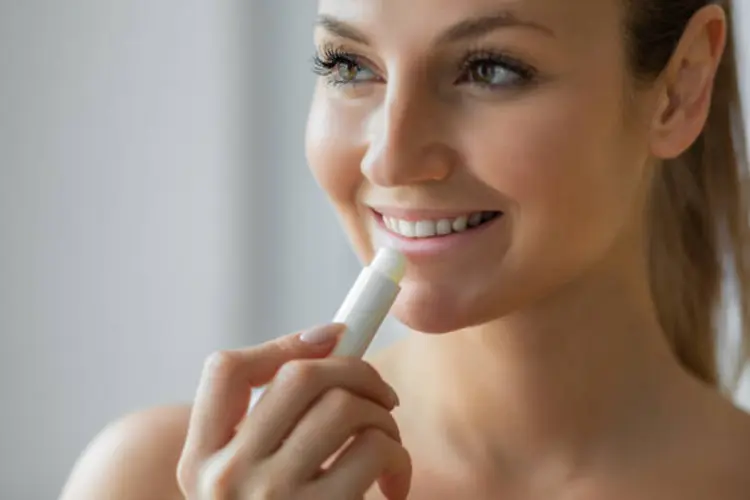 7 Tips Merawat Bibir Kering dengan Lip Serum