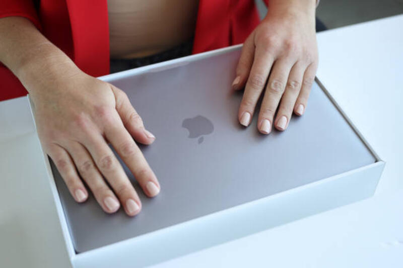 minsk, belarus, 1 april 2022: tangan wanita pada closeup macbook air baru - macbook air m2 potret stok, foto, & gambar bebas royalti