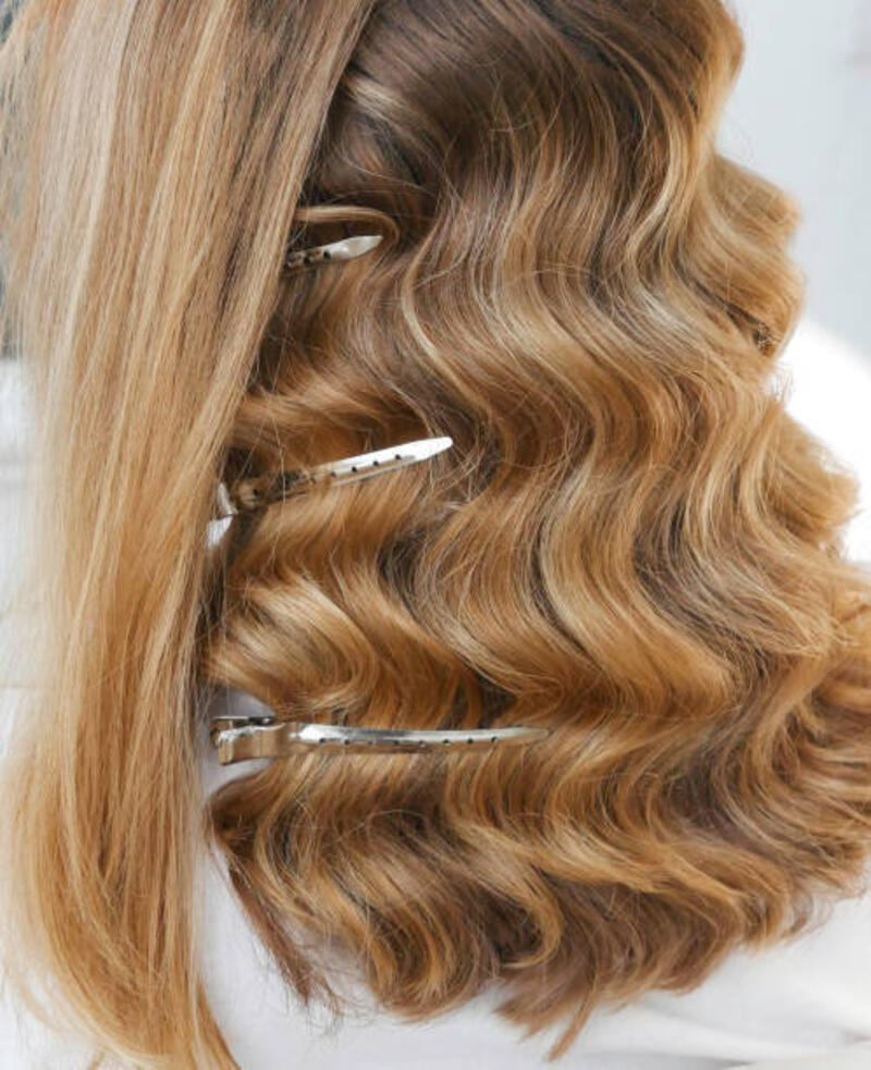 membuat gaya rambut di salon rambut - wave clamp hair potret stok, foto, &amp; gambar bebas royalti