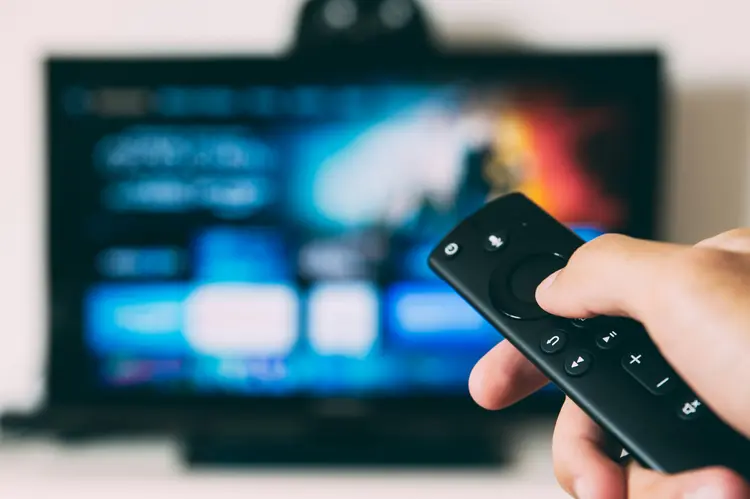 5 Fitur Wajib Ada di Smart TV Biar Nonton Makin Asik!