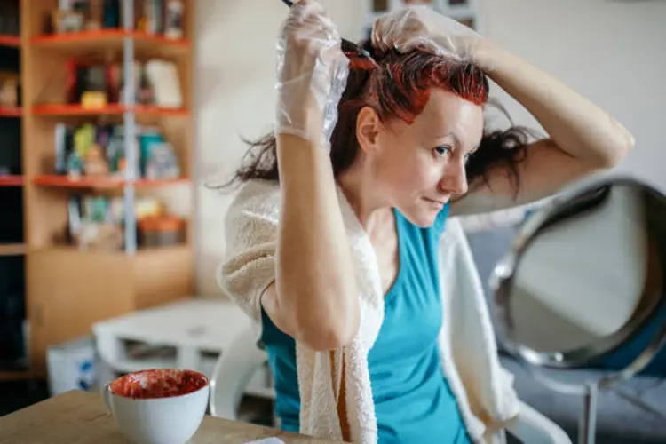 5 Tips Cat Rambut Sendiri di Rumah Biar Hasilnya Kayak di Salon